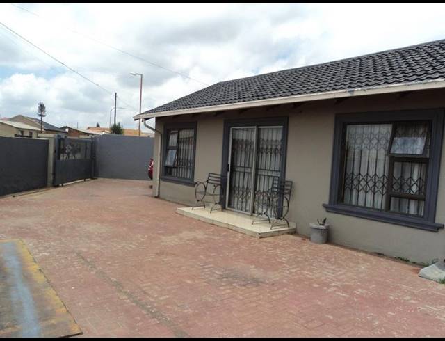 3 BEDROOM HOUSE FOR SALE IN DOBSONVILLE EXT 2